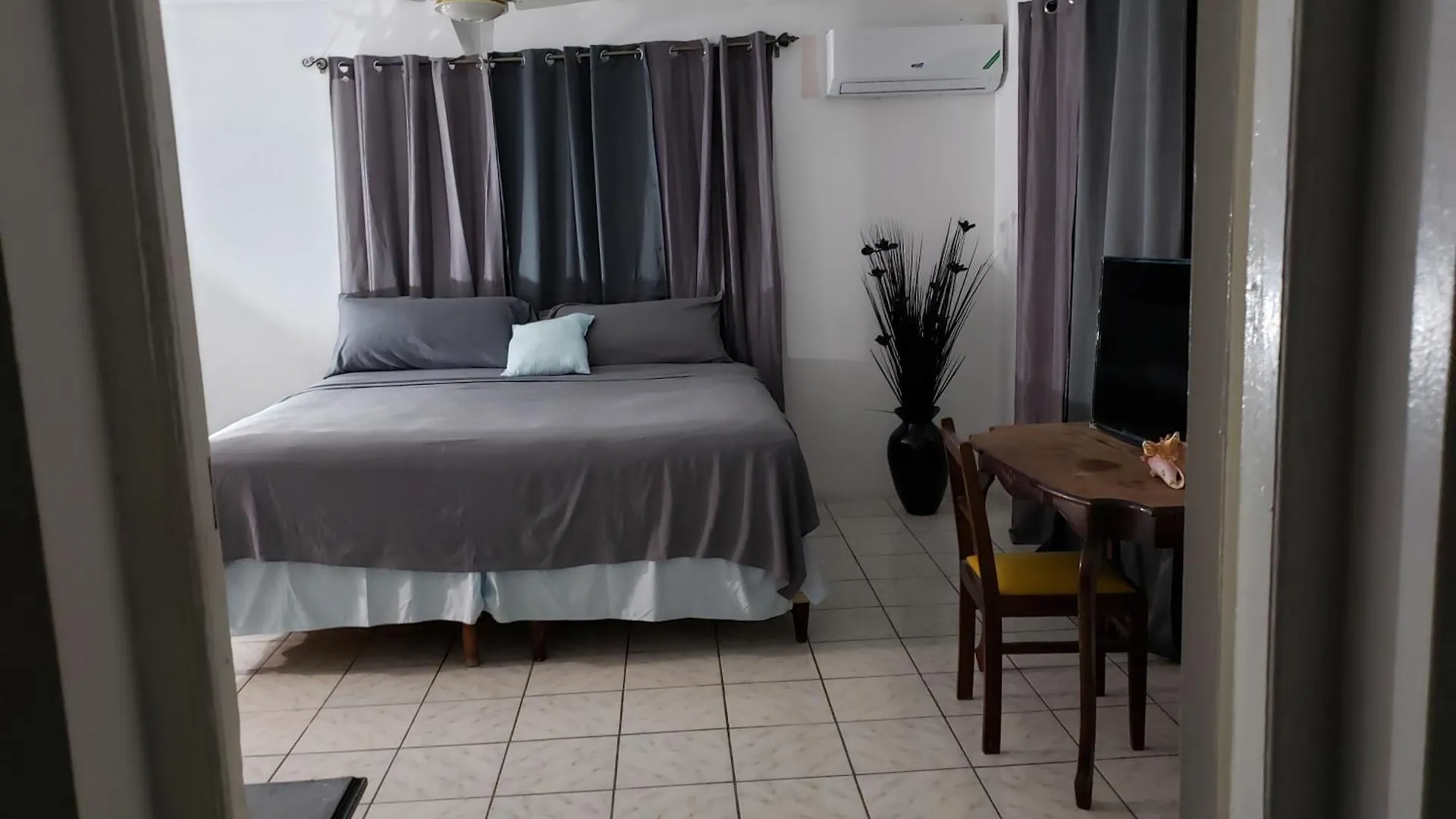 Evelin'S On The Beach 몬테고 베이 B&B