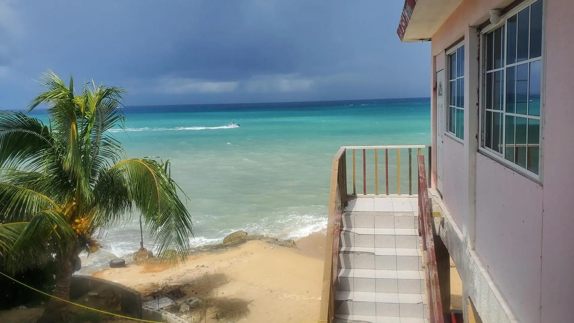 Evelin'S On The Beach 몬테고 베이 B&B